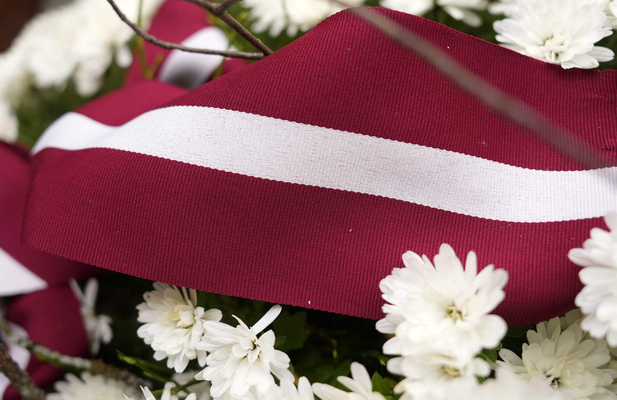Pāvilostā grib lielformāta Latvijas karogu
