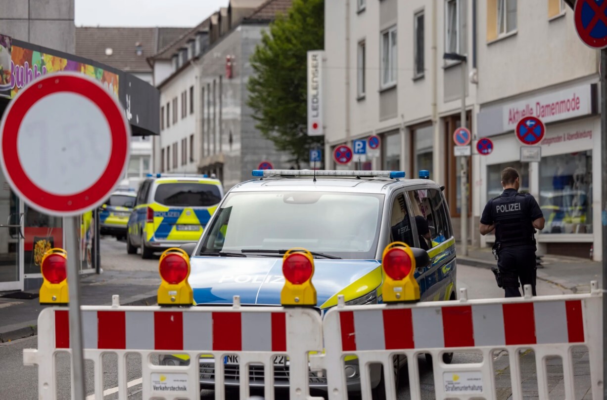 Vācijas policija nošauj uzbrucēju ar nazi