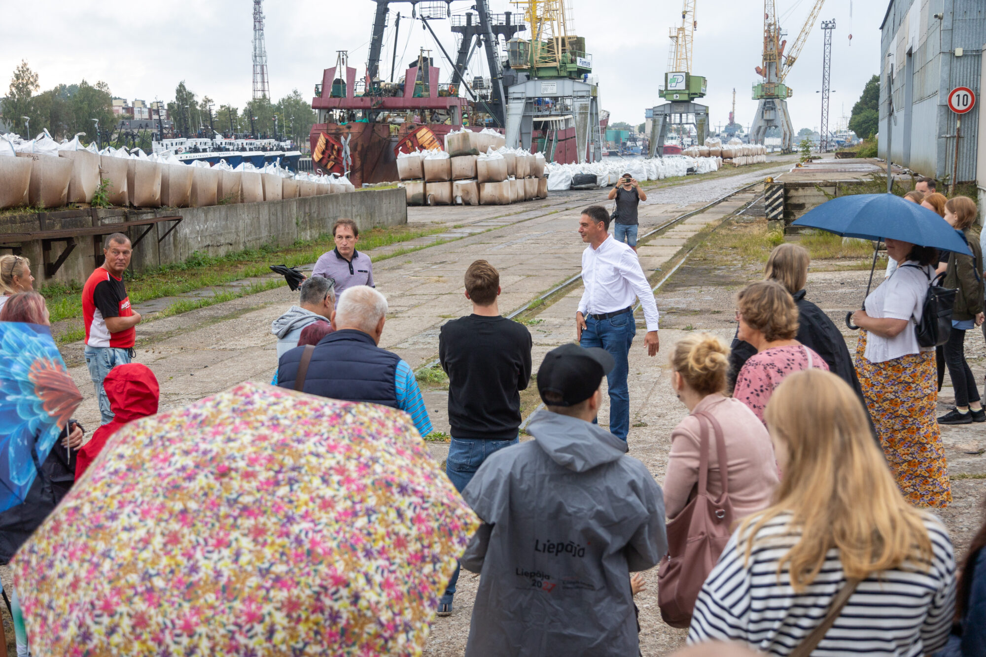 Foto: Liepājnieki iepazīst ikdienā slēgto Jaunliepājas krastmalu