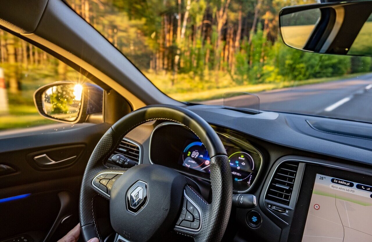 Agrā rītā Laivinieku ielā atpakaļgaitā uzbrauc stāvošam auto
