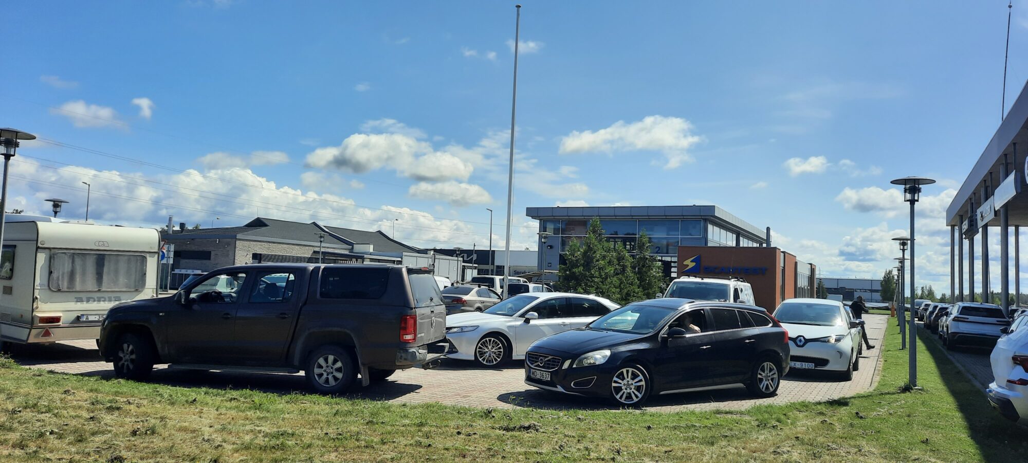 Rindā ar grāmatu vai labā kompānijā. Liepājas tehniskās apskates stacija strādā ar maksimālu kapacitāti