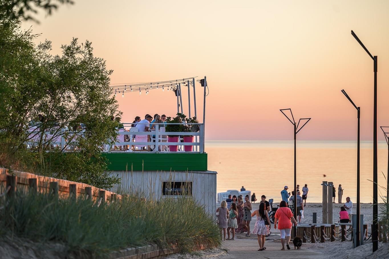 Augustā pludmales bārā “Red Sun Buffet” gaidāmi iknedēļas koncerti un ballītes