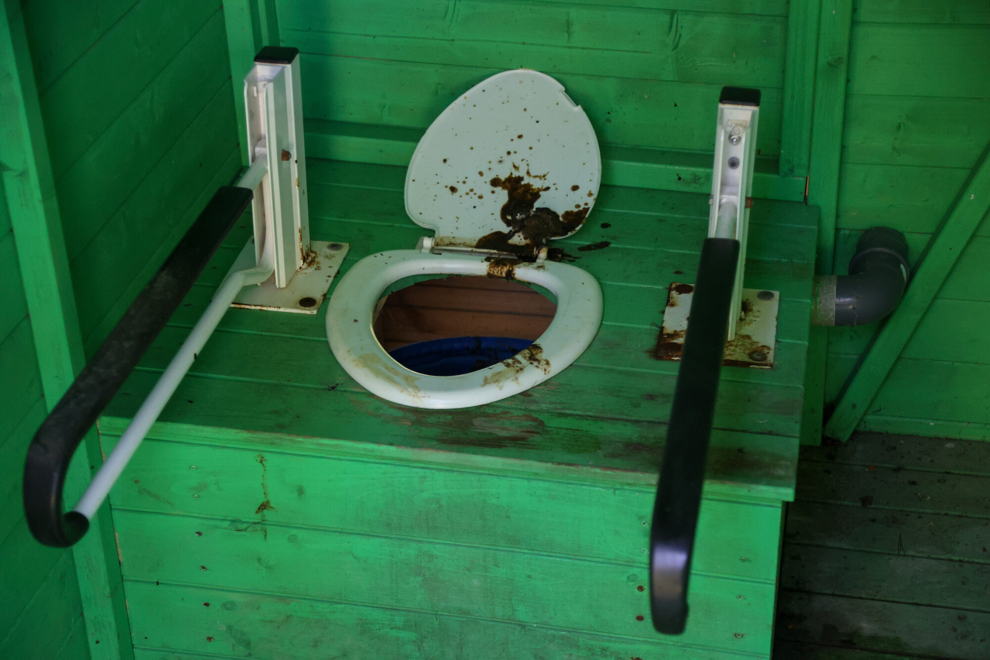 Foto: Bernātos slēgs pieķēzīto ateju, vietā plāno uzstādīt plastmasas tualetes