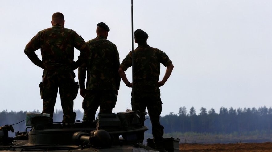 NATO aviobāzē Vācijā paaugstināts drošības līmenis iespējamu draudu dēļ