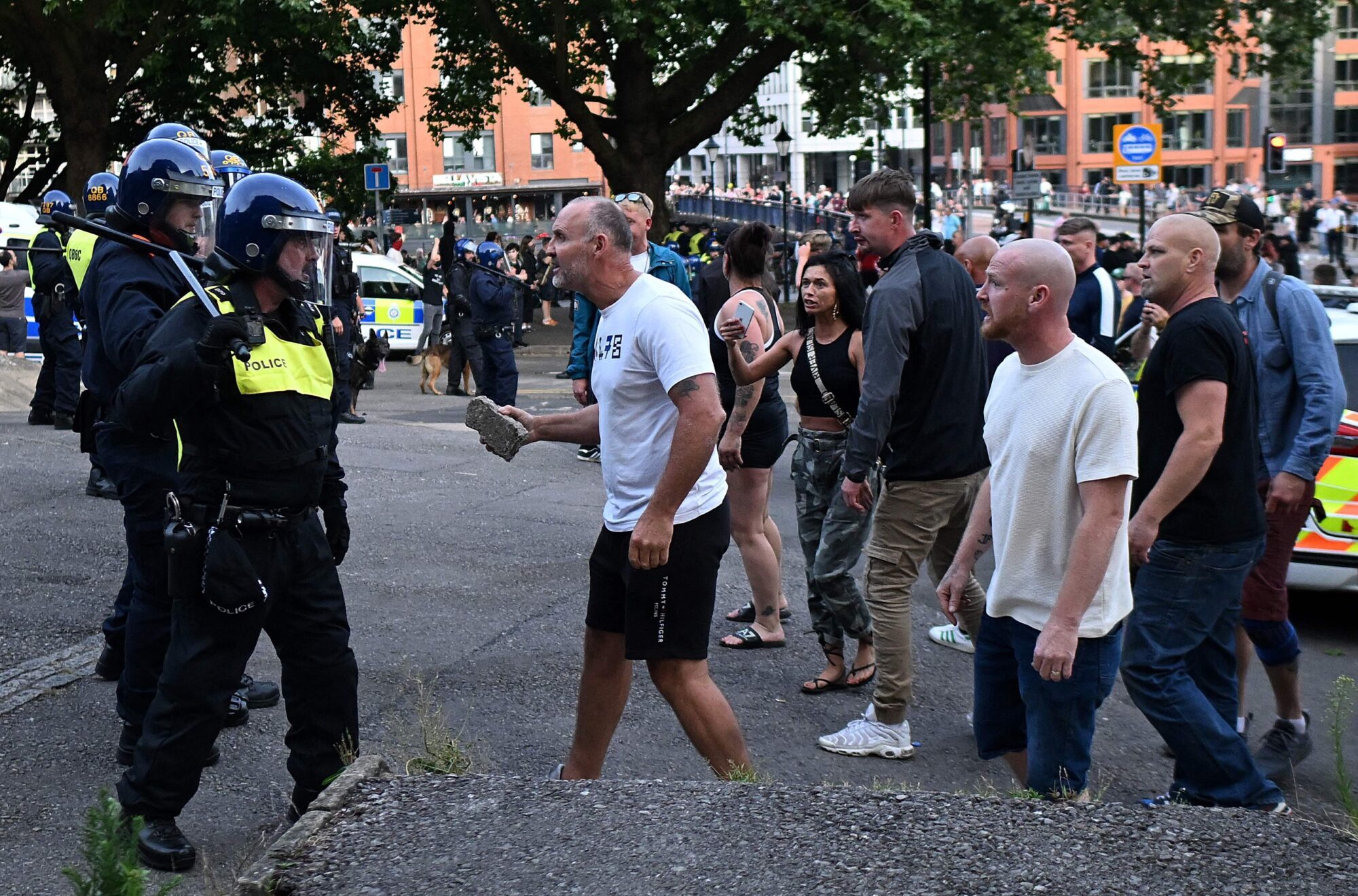 Nedēļas politikas apskats: Eiropā atkal aktualizējas pret migrantiem vērsta vardarbība