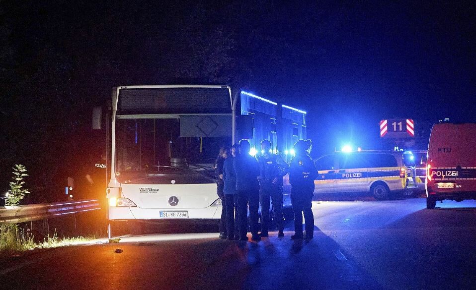 Uzbrucēja ar nazi Vācijas autobusā sadur piecus cilvēkus