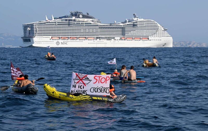 Amsterdamā klimata aktīvisti bloķē kruīza kuģi