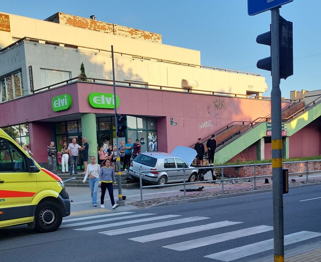 Video: Ganību ielā smagi savaino gājēju un ietriecas “Elvi” kāpnēs