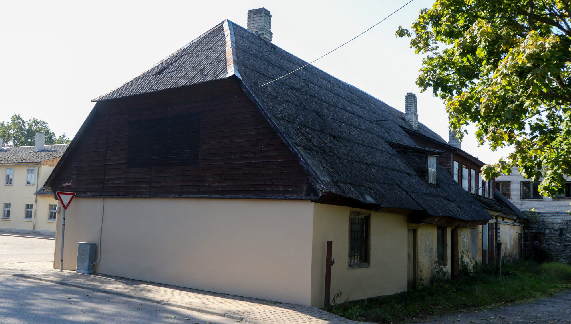 Durbenieki dusmojas un skumst par pilsētas vizītkartes aizkrāsošanu