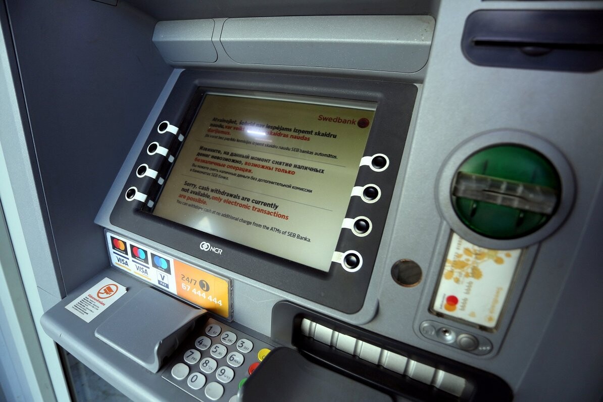 Nolemj bankomātos aizliegt izmantot krievu valodu