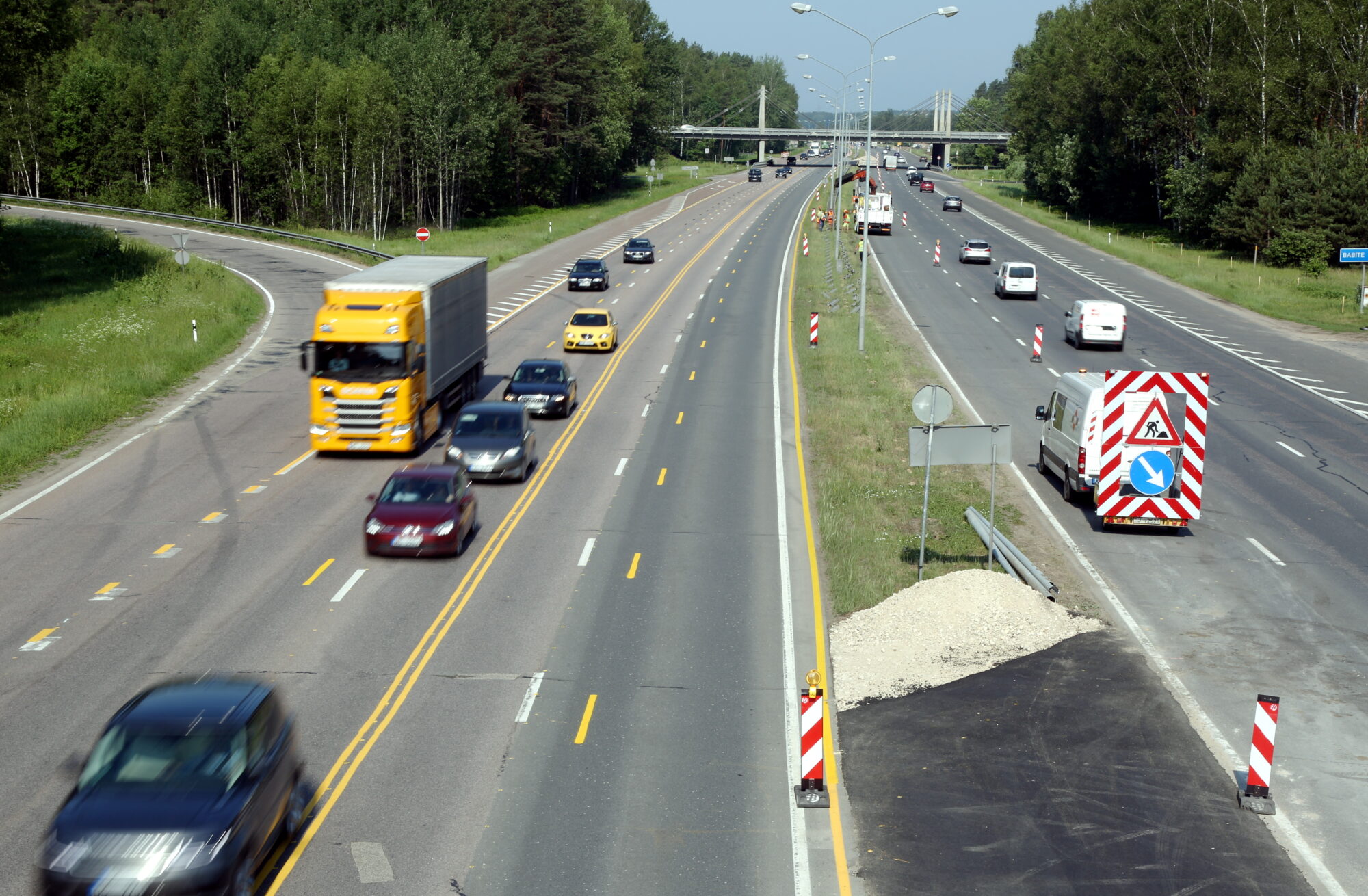 Atsevišķos valsts autoceļu posmos no trešdienas palielinās maksimāli atļauto braukšanas ātrumu