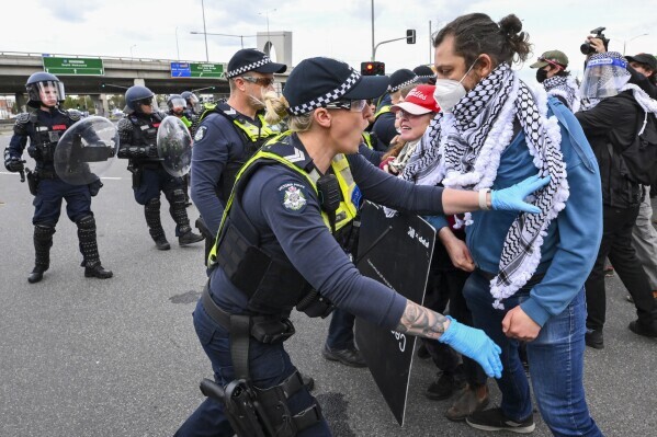 Austrālijas militārajā izstādē protestētāju un policijas sadursmēs aizturēti 33 cilvēki