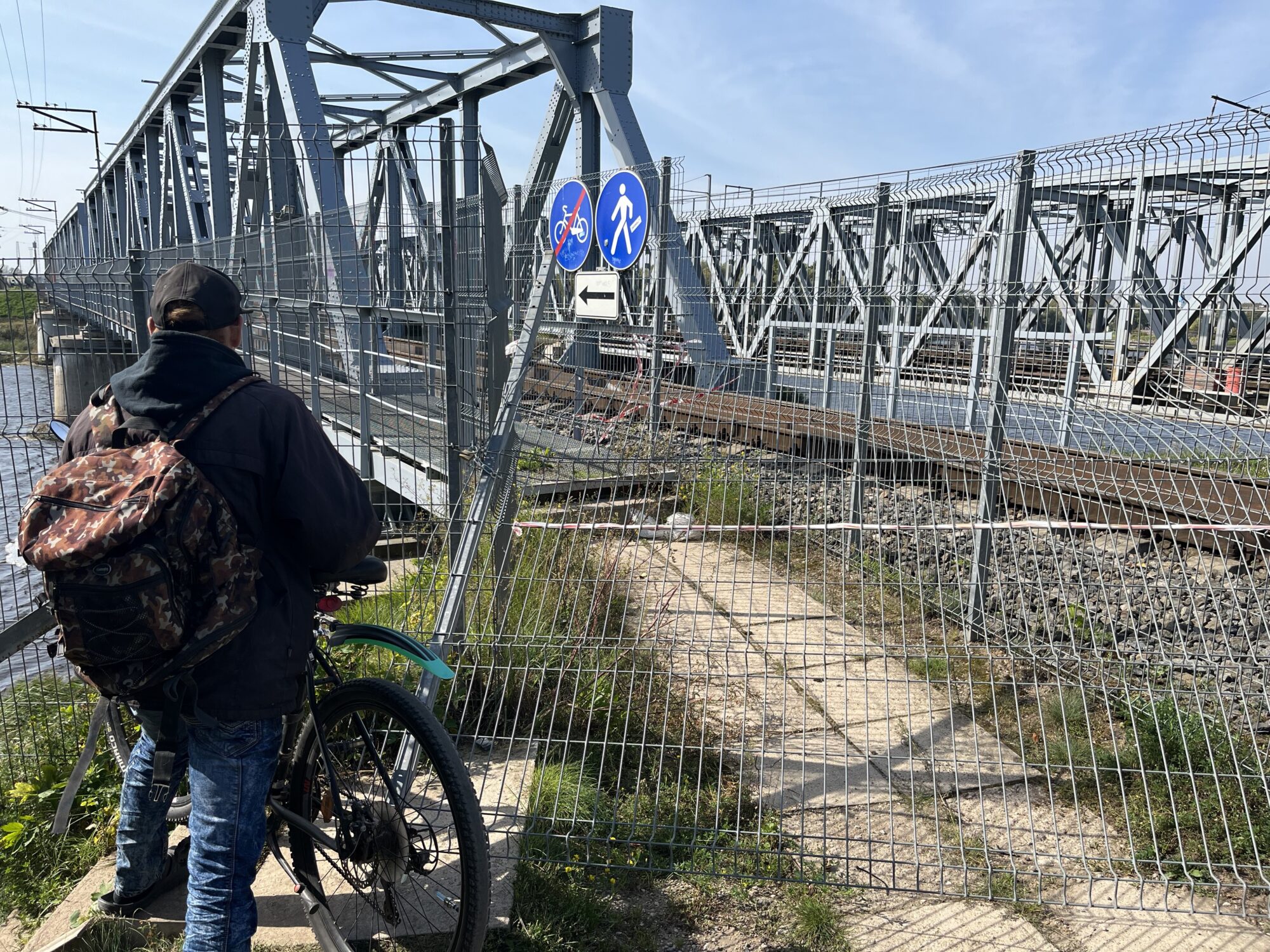 Zemgale: Lēni remontē gājēju celiņu uz Lielupes dzelzceļa tilta