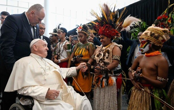 Pāvests ticies ar misionāriem nomaļā Papua-Jaungvinejas apvidū