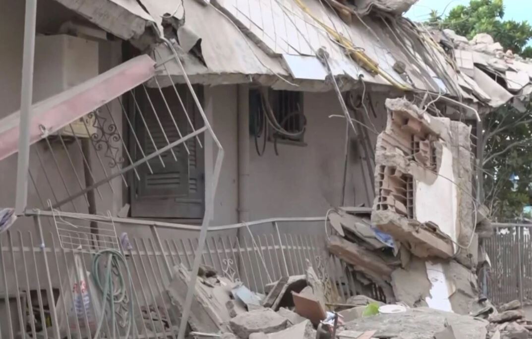 Sabrūkot ēkai Neapoles provincē, bojā iet divi vienas ģimenes bērni un sieviete