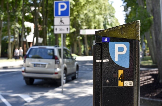 Reaģējot uz savāktajiem parakstiem par autostāvvietām, pašvaldība uzdod pētīt to pieejamību