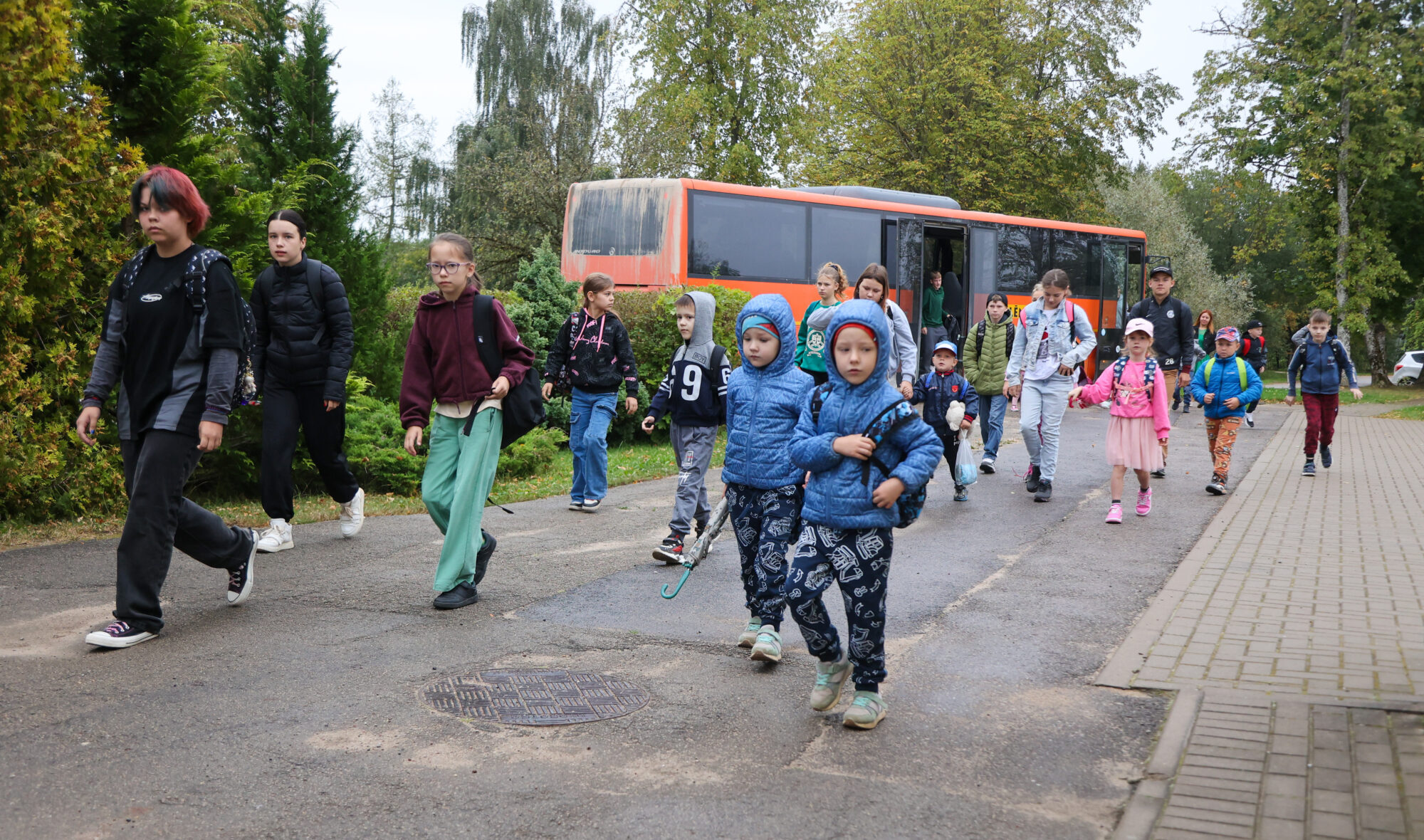 Tiesībsargs aizrāda: Dienvidkurzemē bērniem līdz skolai jābrauc pat stundu