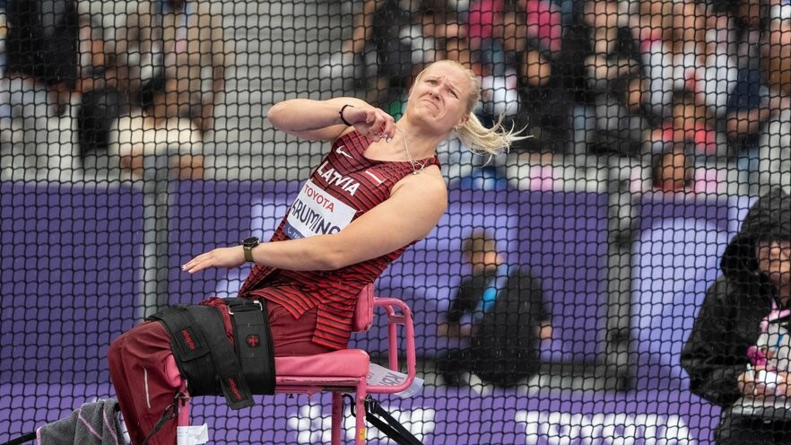 Krūmiņa kļūst par Parīzes paralimpisko spēļu čempioni šķēpa mešanā