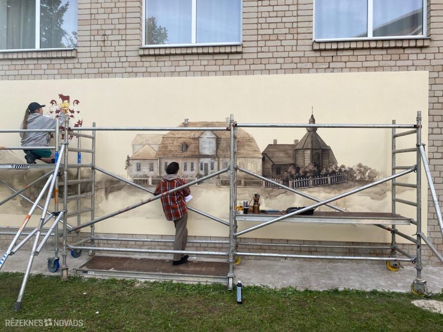 Latgale: Pušas tautas nama ēkas siena apgleznota ar senās muižas attēlu