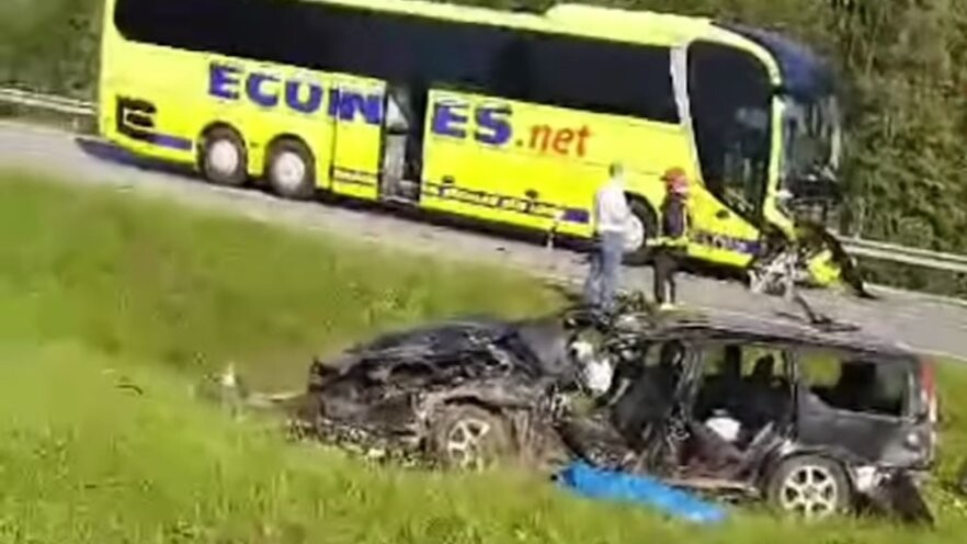 Video: Sadursmē ar autobusu uz Daugavpils šosejas dzīvību zaudē auto vadītājs