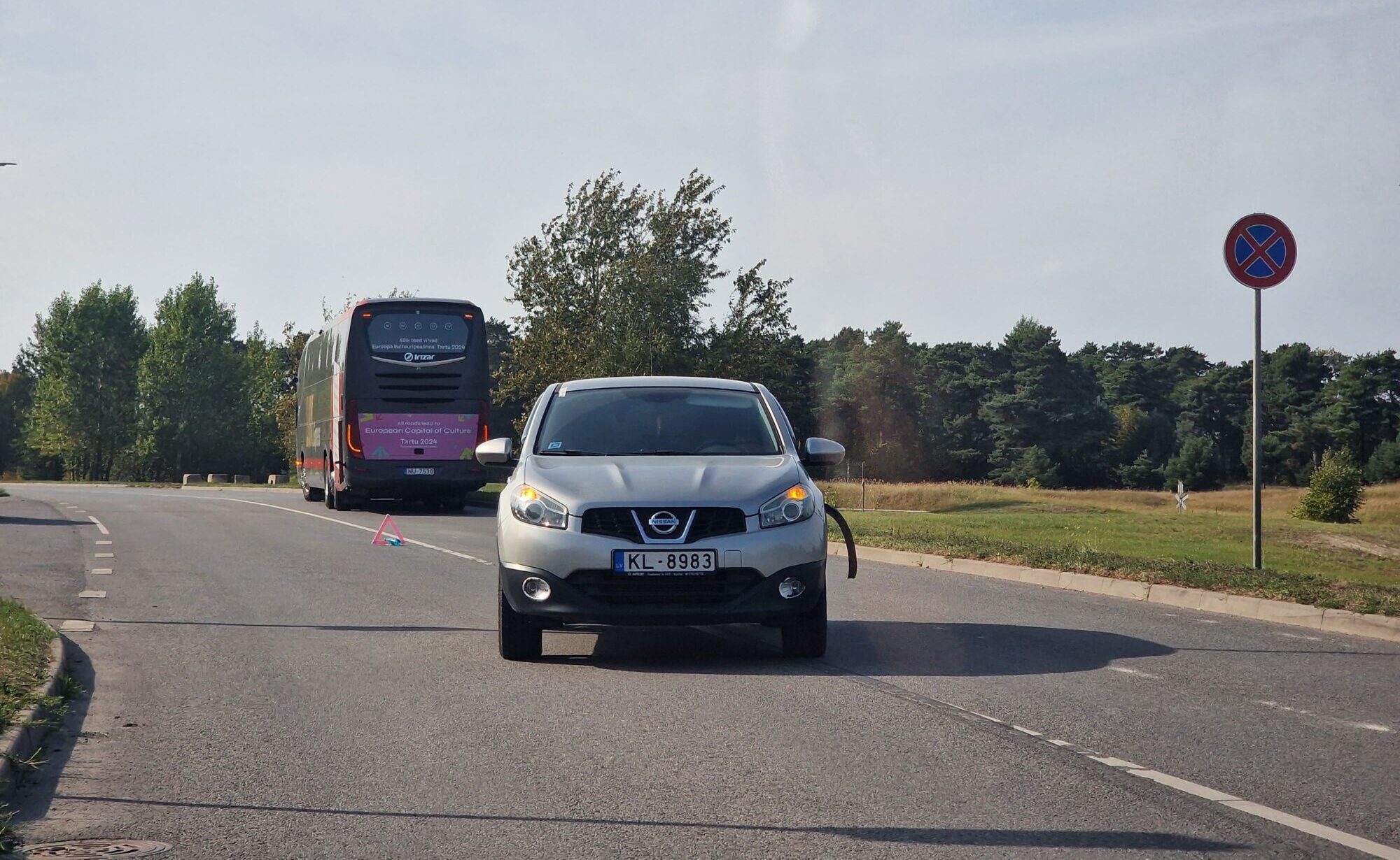 Foto: Pulvera ielā saduras autobuss un vieglais auto. Vadītāji aizpilda saskaņoto paziņojumu