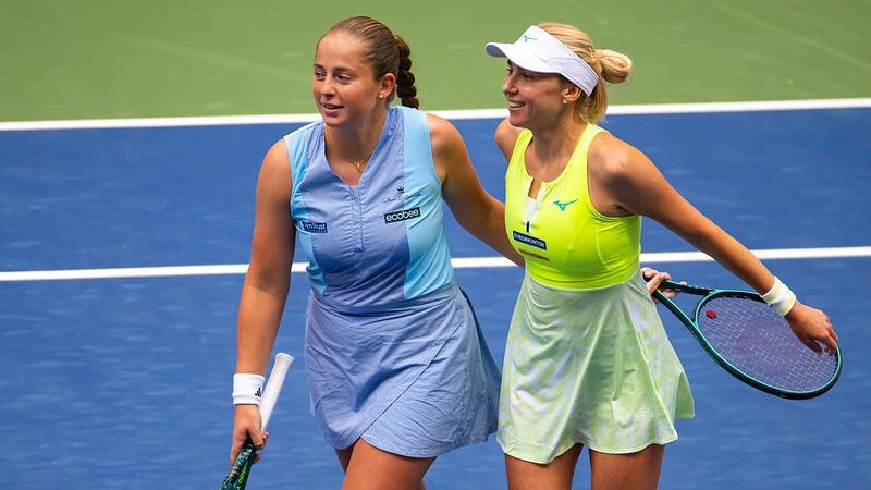 Video: Ostapenko ar Kičenoku ASV atklātajā čempionātā iekļūst dubultspēļu sacensību finālā