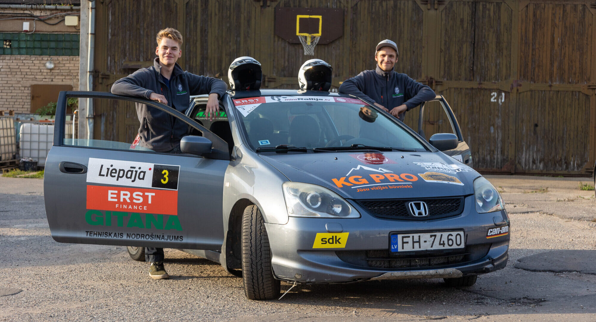 Foto: Atsaldēti benzīngalvas “Hondā”. Liepājnieki piepilda savus sapņus rallijā