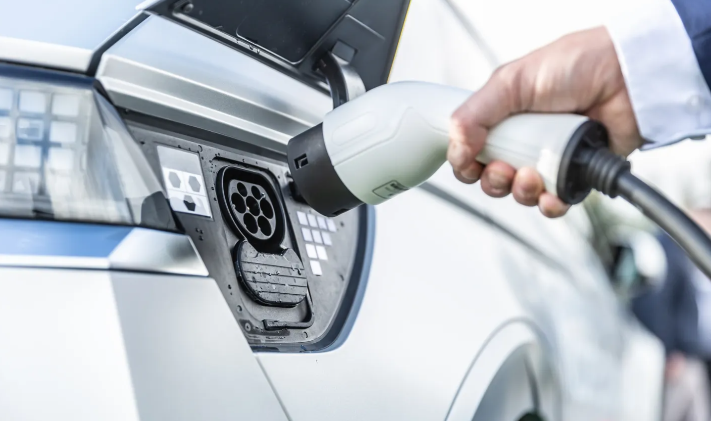 ZM sava elektroautomobiļu uzlādes staciju tīkla izveidē neekonomiski izlietojusi 3,1 miljonu eiro