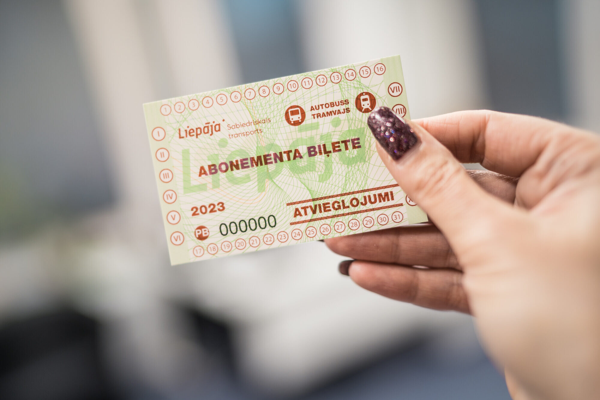 Neuzķerieties – krāpnieki “feisbukā” piedāvā lētas viltus mēnešbiļetes