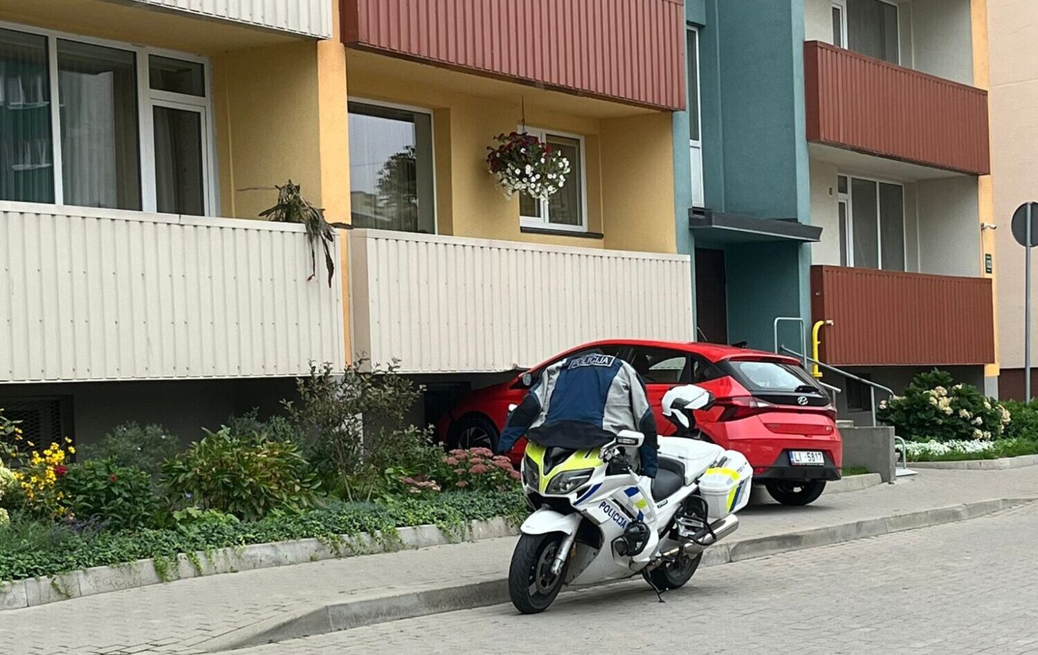 Svētdienas pēcpusdienā auto ietriecies Klaipēdas ielas daudzdzīvokļu nama sienā