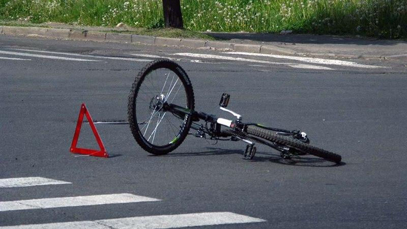 Zēns Rīgas ielā izskrien priekšā velosipēdistam un satraumējas