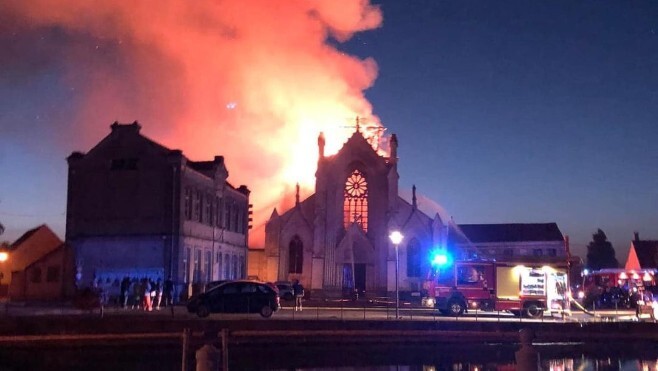 Francijas ziemeļos aizdegusies sena katoļu baznīca