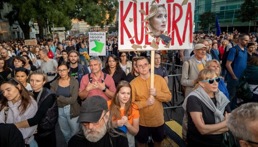 Slovākijā tūkstošiem cilvēku protestē pret kultūras ministri