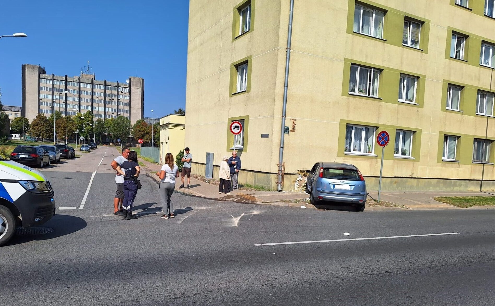 Foto: Zemnieku ielā “Fords” pēc sadursmes ar “Audi” ietriecas mājas sienā
