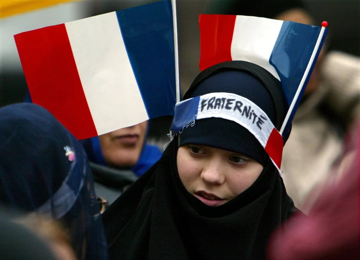 Francijas valdība pēc studentes slepkavības sola bargāk vērsties pret imigrantiem