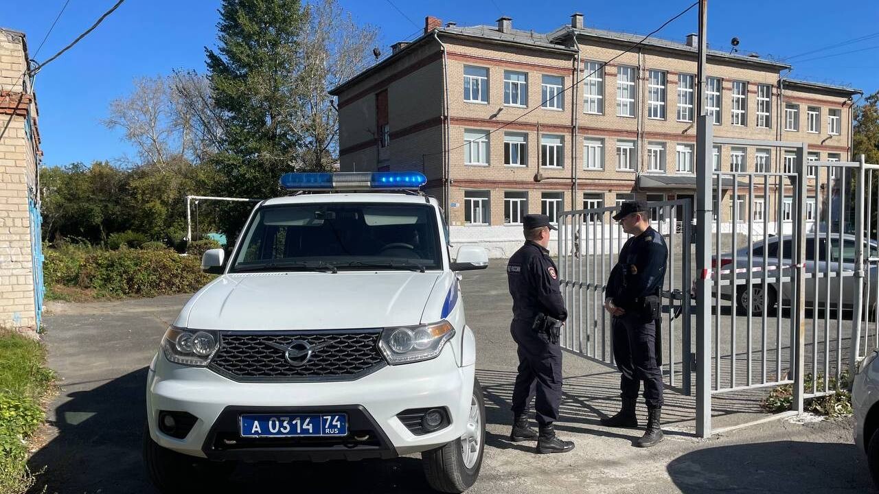 Krievijā skolā pusaudzis ar āmuru ievainojis četrus cilvēkus