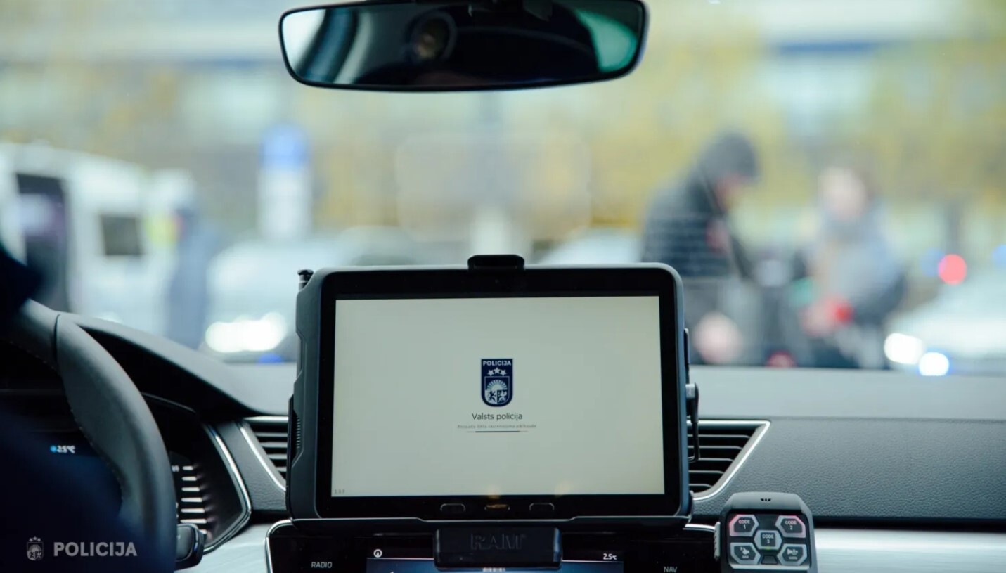 Policijas piemēroto naudas sodu autovadītāji var apmaksāt notikuma vietā ar maksājumu karti