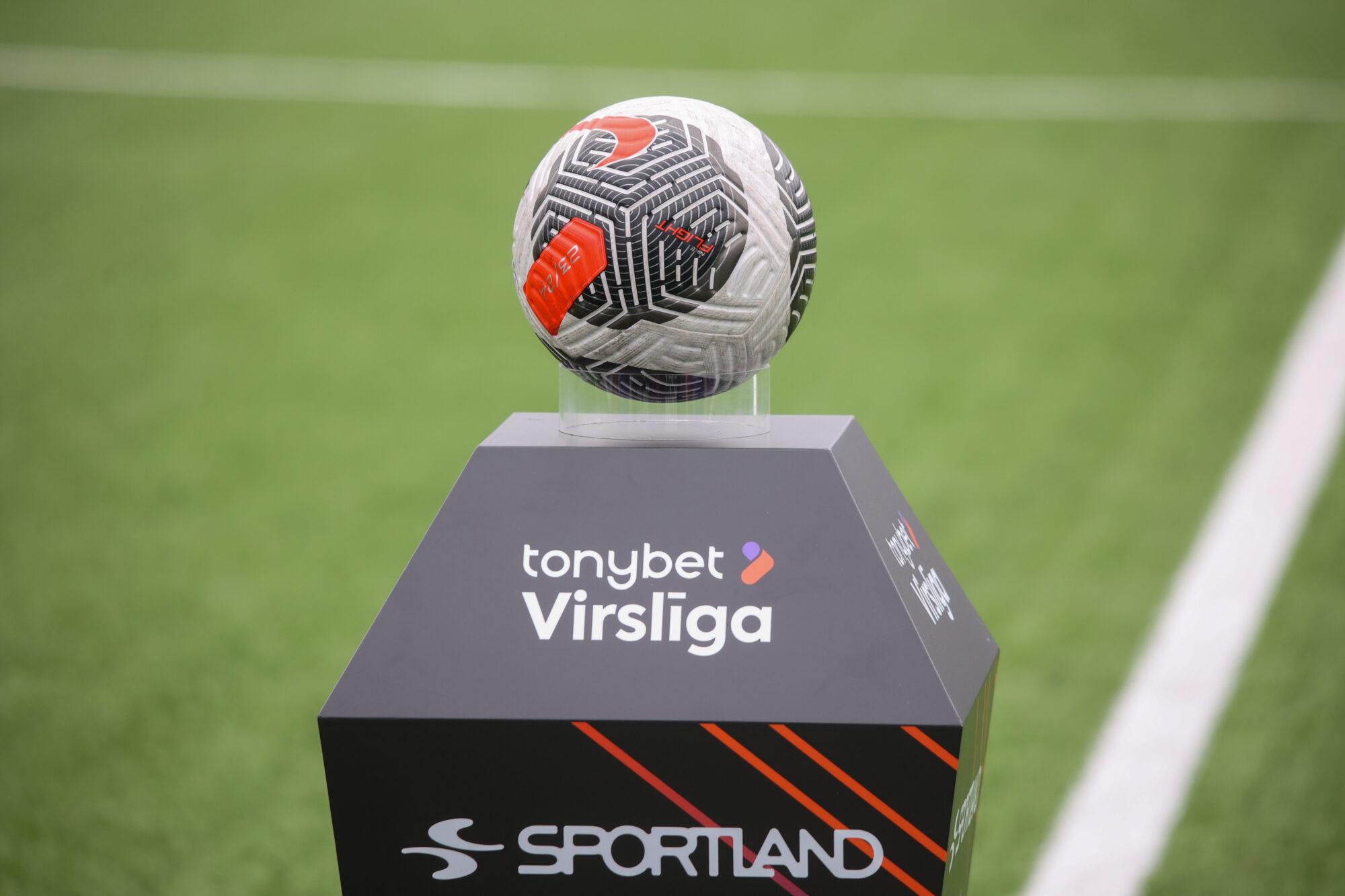 Trīs nākamajās futbola virslīgas sezonās tiek saglabāta prasība laukumā būt trim vietējiem futbolistiem