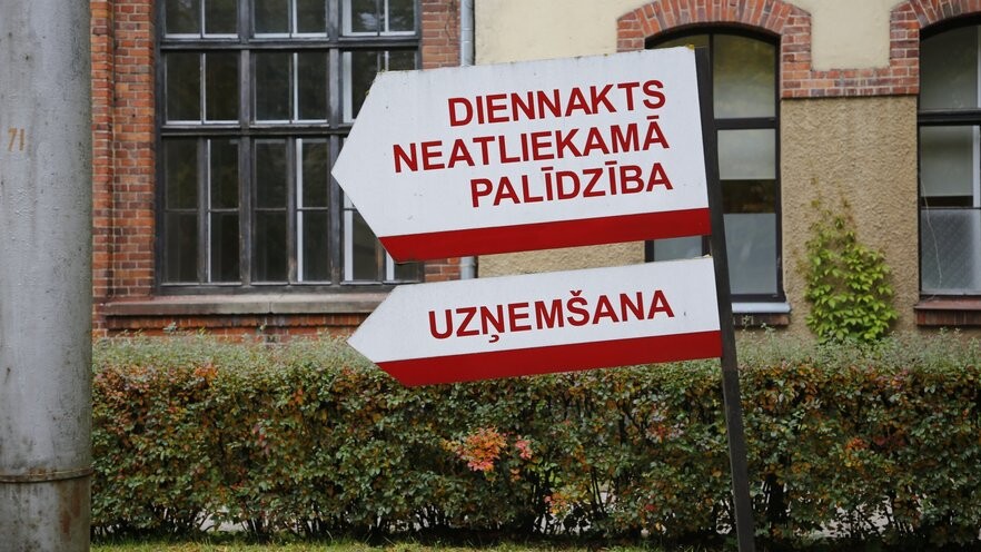 Raidījums: Trijās slimnīcās NVD īstenos pilotprojektu, ļaujot saņemt valsts apmaksātu veselības aprūpi arī sākotnēji maksas pacientiem
