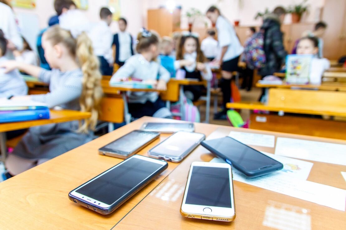 No nākamā mācību gada aizliegs mobilos tālruņus skolās līdz 6. klasei