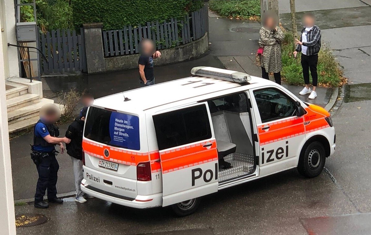 Cīrihē pie dienas aprūpes centra sadurti trīs bērni