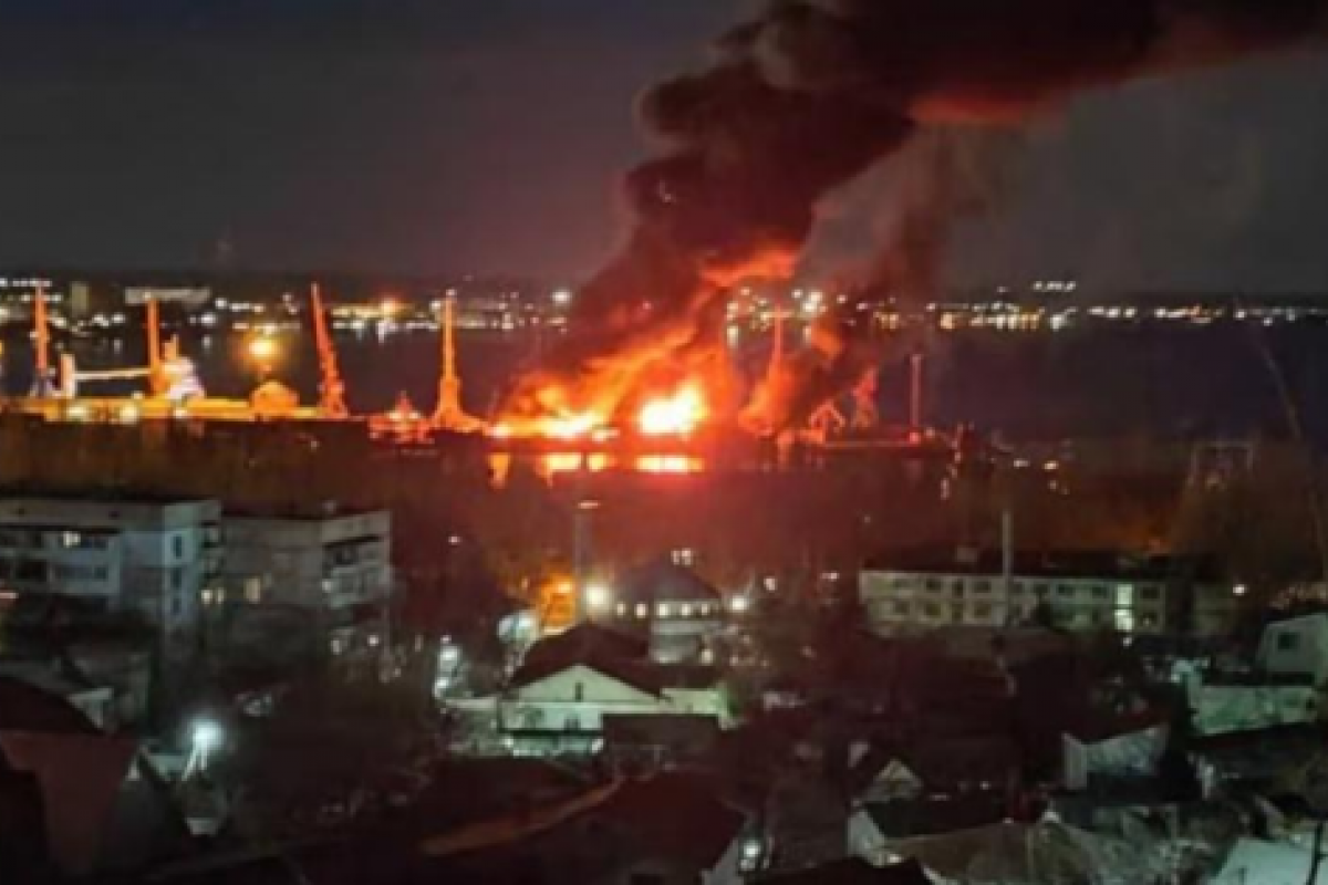 Video: Feodosijā pēc lidrobotu uzbrukuma deg naftas bāze