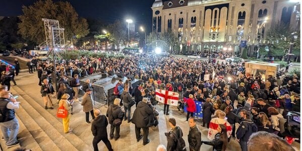 Tūkstošiem gruzīnu protestē pret vēlēšanu “nozagšanu”