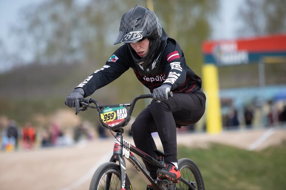 Foto: Liepājas sportists Markuss Ozolnieks BMX sezonu noslēdz uz goda pjedestāla