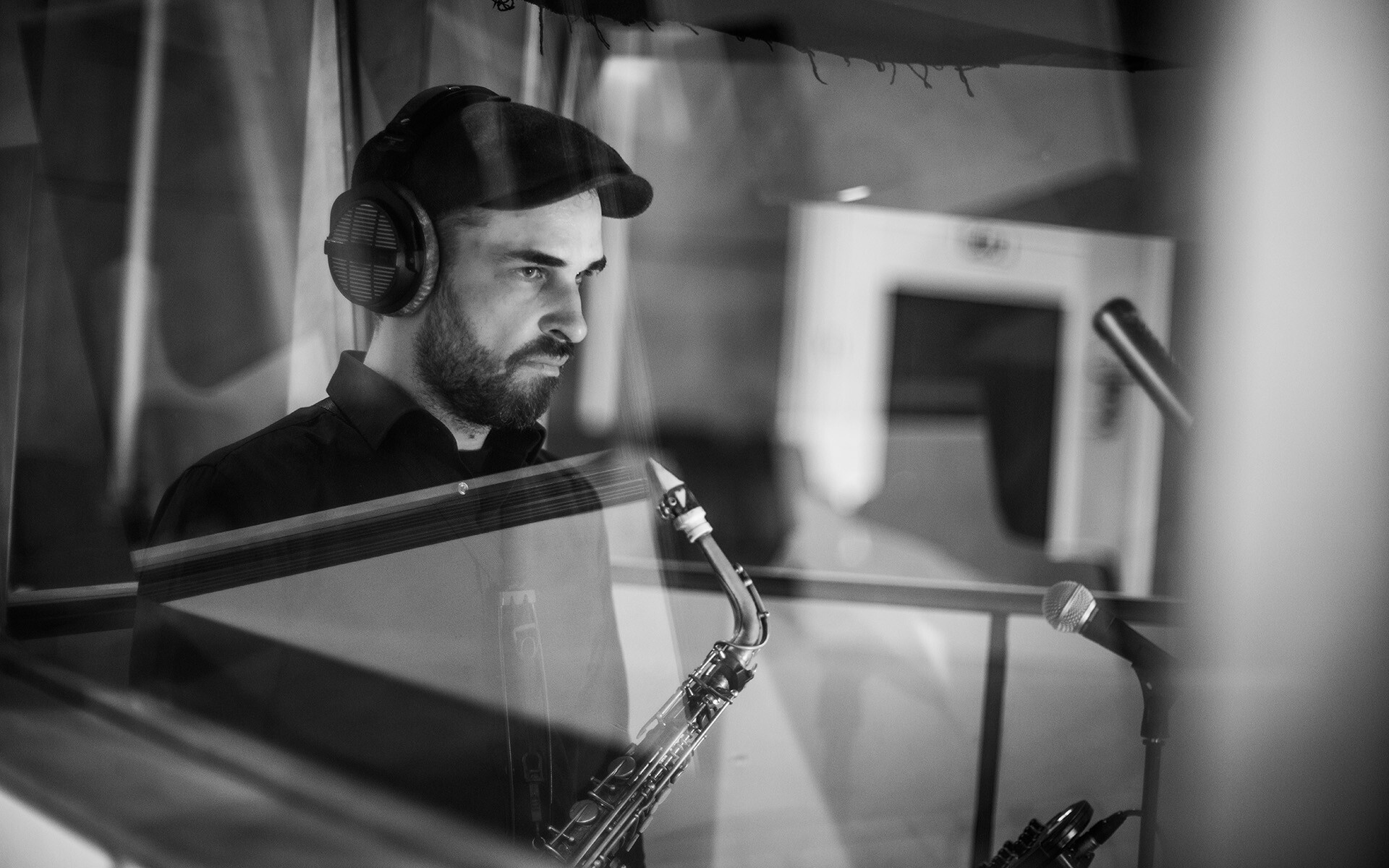 Video: Saksofonists Toms Rudzinskis izdod videoklipu dziesmai “Roundabout”