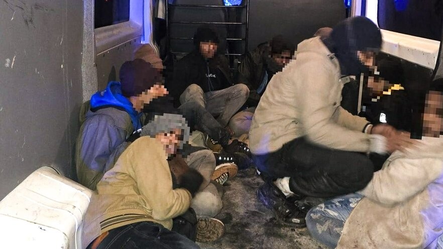 Latvijas pilsonis “Telegram” organizējis migrantu nogādāšanu no pierobežas uz Rīgu