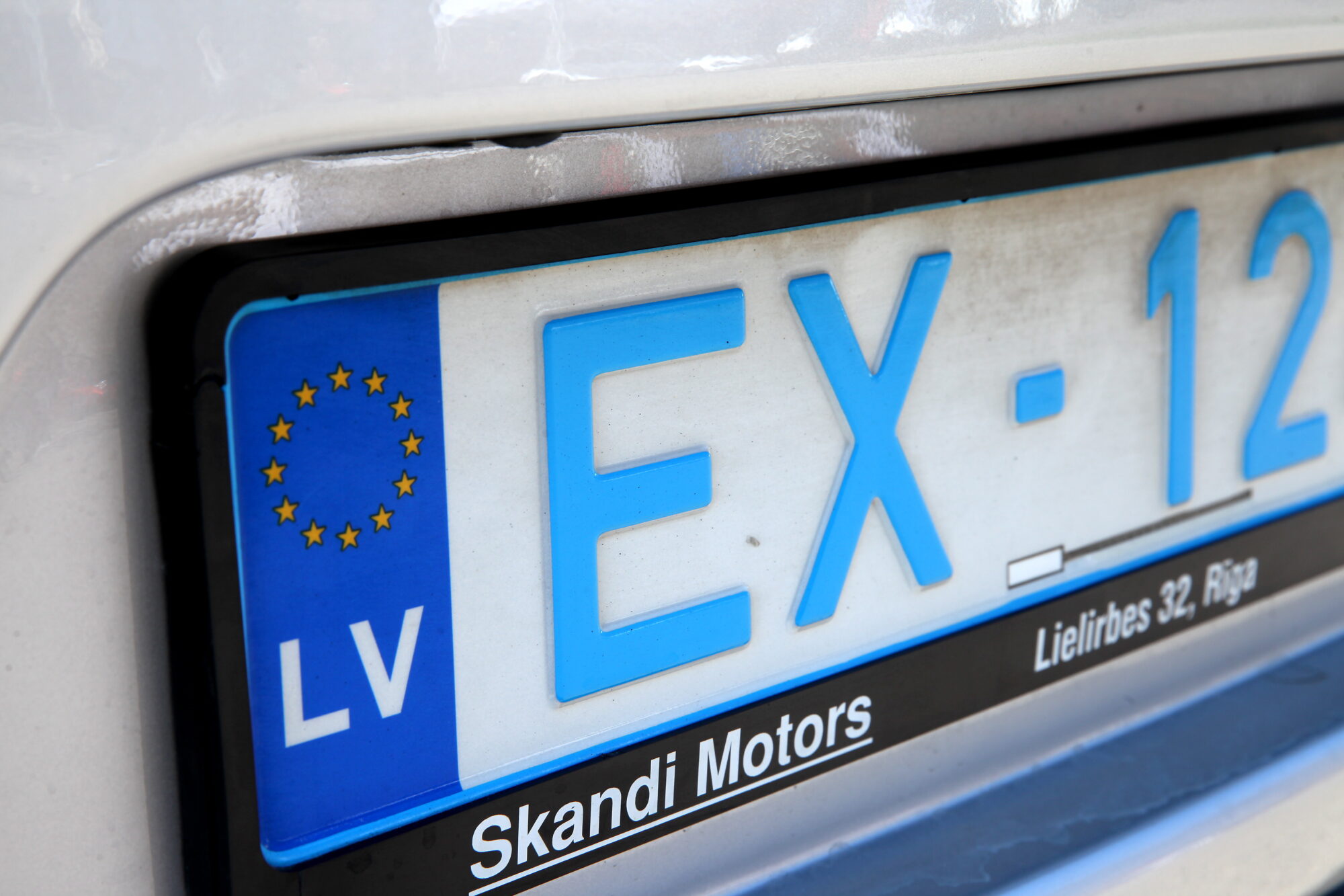 Aicina atjaunot automašīnu numura zīmes ar Latvijas karogu