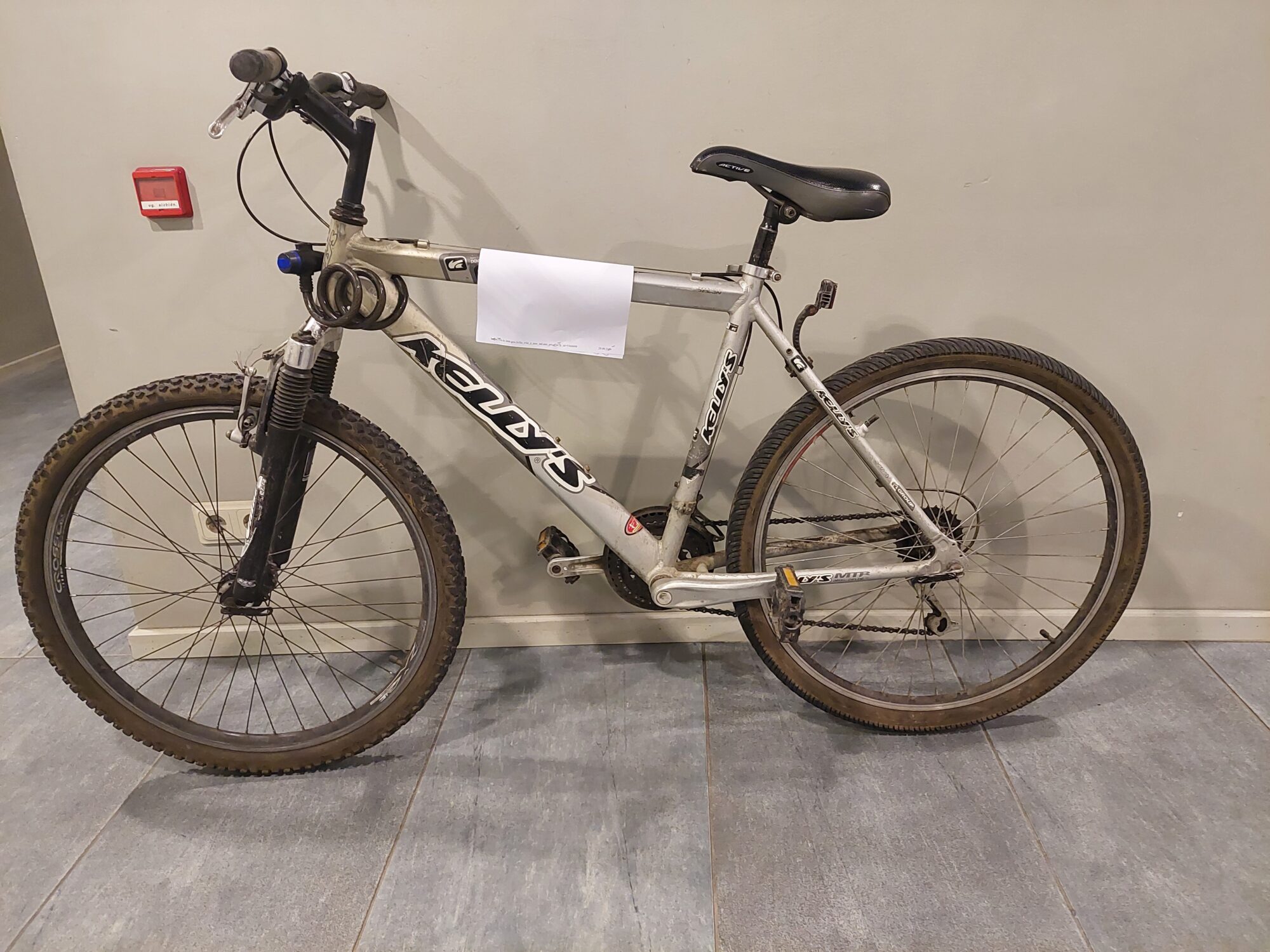 Policija Liepājā aicina atsaukties divu velosipēdu īpašniekus