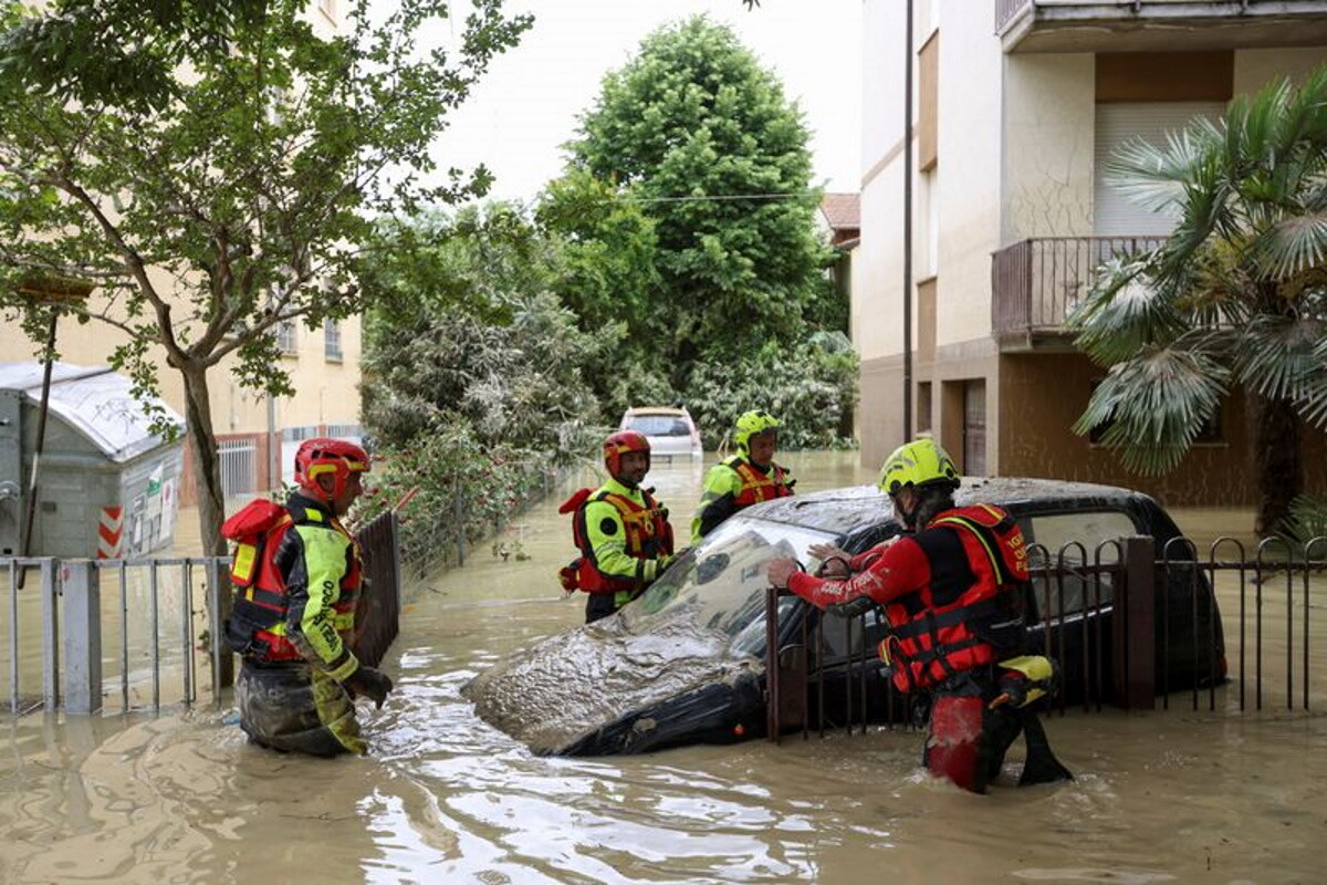 Itālijas ziemeļos spēcīgu lietavu dēļ nācies evakuēties tūkstošiem cilvēku