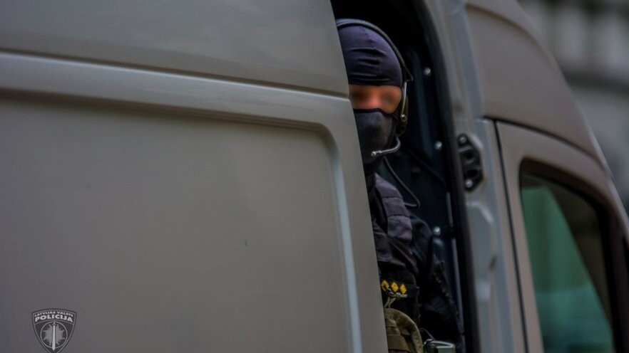 Policija Alūksnes pusē uzgājusi apjomīgu narkotiku glabātavu; aizturēti vairāki cilvēki